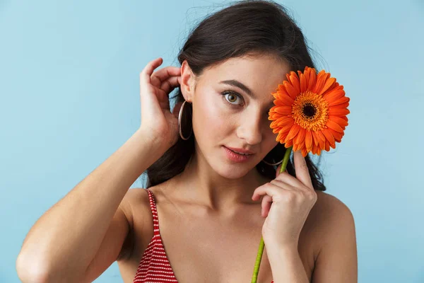 Menina Encantadora Vestindo Roupas Verão Isolado Sobre Fundo Azul Posando — Fotografia de Stock