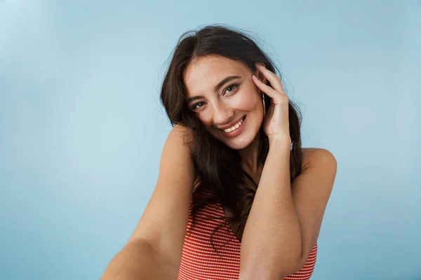 Imagen Una Hermosa Joven Posando Aislada Sobre Fondo Pared Azul —  Fotos de Stock