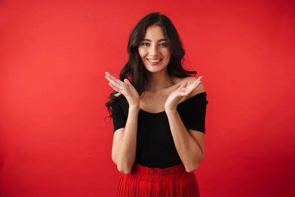 Mujer Bastante Joven Con Vestido Pie Aislado Sobre Fondo Rojo — Foto de Stock