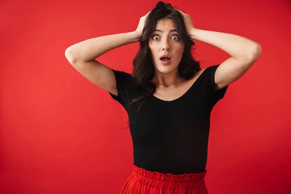 Jovem Chocada Vestindo Vestido Isolado Sobre Fundo Vermelho Boca Aberta — Fotografia de Stock