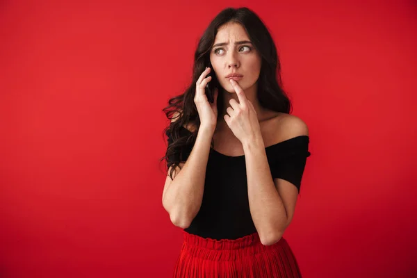 Foto Una Hermosa Joven Seria Pie Aislada Sobre Fondo Pared —  Fotos de Stock