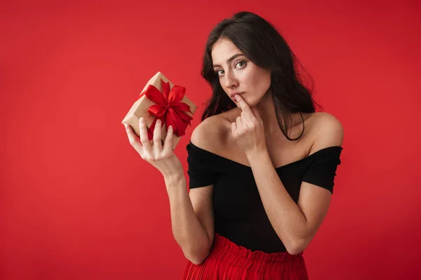 Молода Жінка Сукні Стоїть Червоному Тлі Тримає Подарункову Коробку — стокове фото