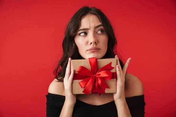 Foto Van Een Mooie Serieuze Jonge Vrouw Boven Rode Muur — Stockfoto