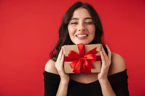 Mujer Joven Feliz Usando Vestido Pie Aislado Sobre Fondo Rojo — Foto de Stock