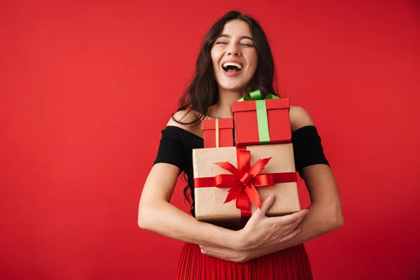 Jovem Feliz Vestindo Vestido Isolado Sobre Fundo Vermelho Segurando Pilha — Fotografia de Stock