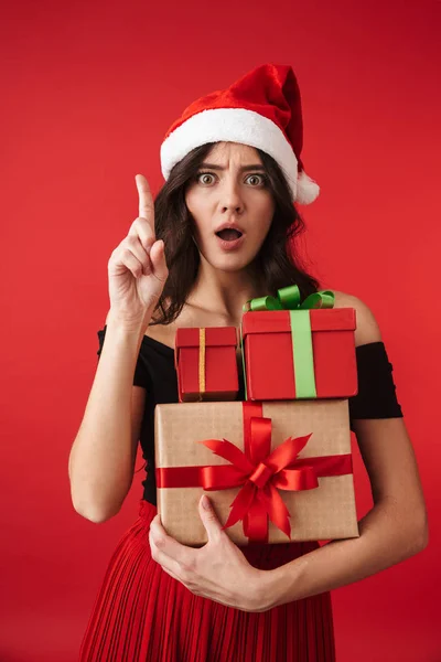 Mujer Joven Emocionada Vistiendo Sombrero Navidad Pie Aislado Sobre Fondo —  Fotos de Stock