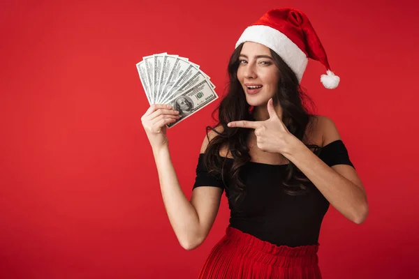 Jovem Alegre Usando Chapéu Natal Isolado Sobre Fundo Vermelho Mostrando — Fotografia de Stock