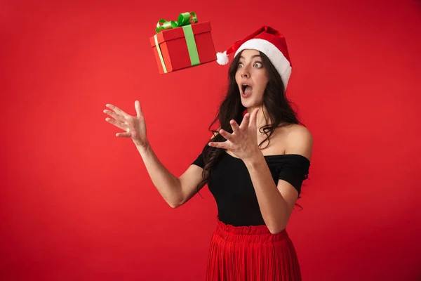 Jovem Excitada Usando Chapéu Natal Isolado Sobre Fundo Vermelho Captura — Fotografia de Stock