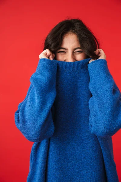 Foto Una Bella Giovane Donna Posa Isolata Sfondo Muro Rosso — Foto Stock