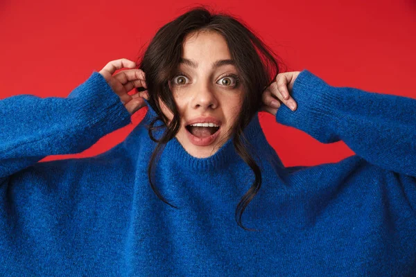 Foto Uma Bela Jovem Chocada Posando Isolado Sobre Fundo Parede — Fotografia de Stock