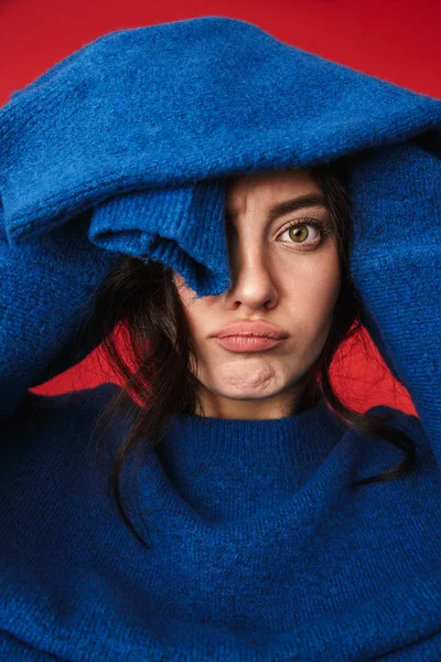 Primo Piano Una Donna Che Indossa Maglione Blu Oversize Posa — Foto Stock