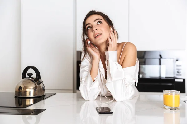 Foto Van Positieve Vrouw 20S Dragen Koptelefoon Luisteren Naar Muziek — Stockfoto