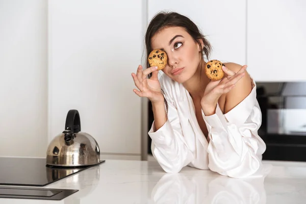 Foto Mulher Feliz 20S Vestindo Roupas Lazer Seda Segurando Biscoitos — Fotografia de Stock