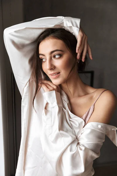 Foto Mulher Caucasiana Anos Vestindo Camisa Branca Perto Janela Casa — Fotografia de Stock