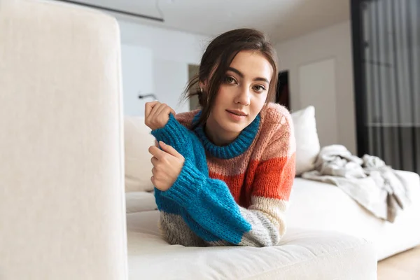 Foto Una Mujer Adorable Con Suéter Acostado Sofá Apartamento — Foto de Stock