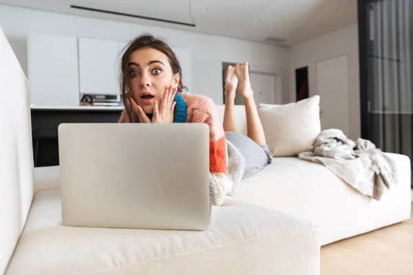 Foto Van Tevreden Vrouw Dragen Trui Liggend Bank Appartement Het — Stockfoto