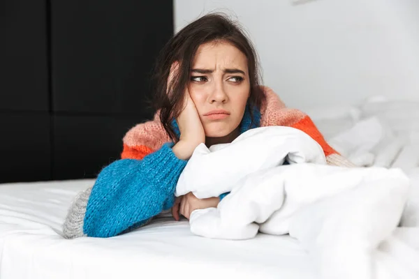 Foto Donna Sconvolta 20S Indossa Maglione Sdraiato Letto Casa — Foto Stock