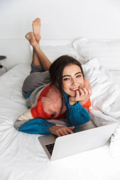 Portrait Atraktif Woman Wearing Sweater Lying Sofa Apartment Using Laptop — Stok Foto