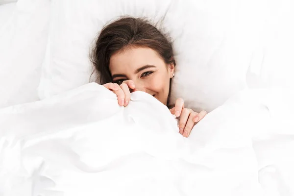 Foto Arriba Una Linda Mujer Años Sonriendo Mientras Está Acostada —  Fotos de Stock