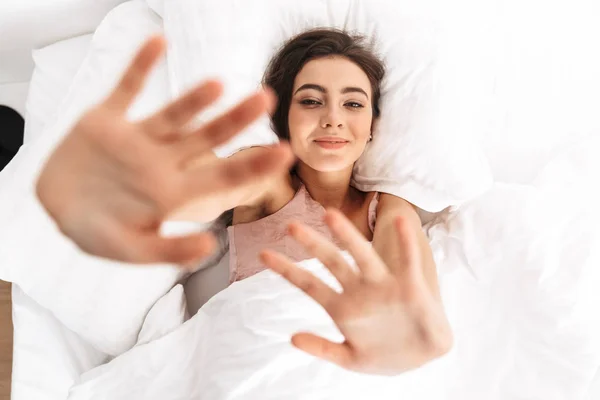 Foto Arriba Mujer Morena Años Sonriendo Mientras Está Acostada Cama —  Fotos de Stock