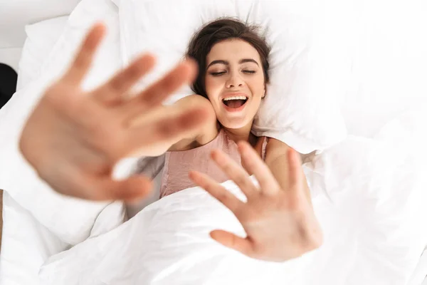 Foto Arriba Atractiva Mujer Años Sonriendo Mientras Está Acostada Cama —  Fotos de Stock