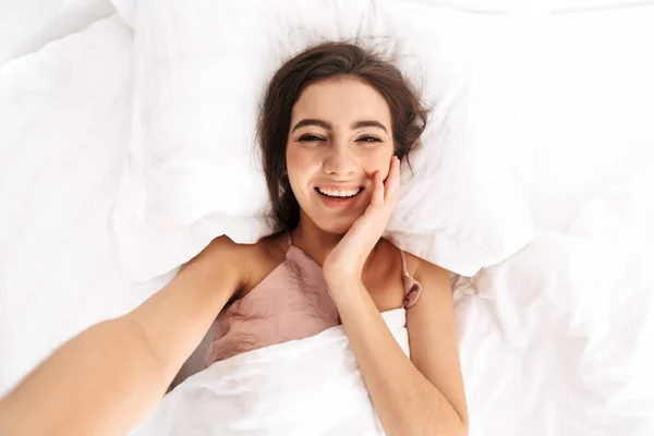 Foto Arriba Una Mujer Feliz Años Sonriendo Mientras Está Acostada —  Fotos de Stock