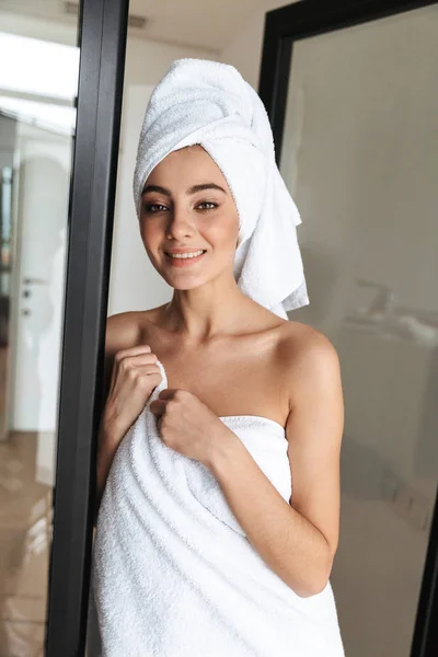 ホテルの部屋でシャワー後浴室に白いタオルを立って包まれた白人女性の写真 — ストック写真