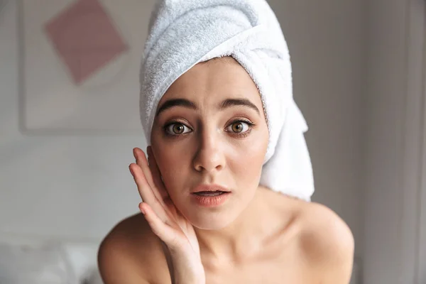 Foto Closeup Mulher Jovem Envolto Toalha Branca Quarto Após Chuveiro — Fotografia de Stock