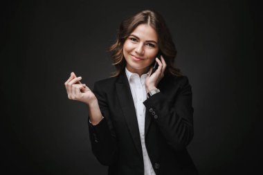 Kendine güvenen genç iş kadını portresi