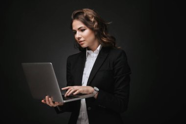 Kendine güvenen genç iş kadını portresi