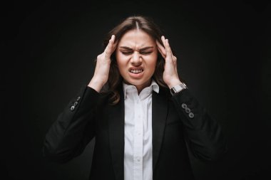 Kendine güvenen genç iş kadını portresi