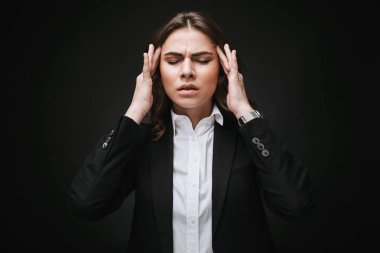 Kendine güvenen genç iş kadını portresi