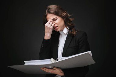 Kendine güvenen genç iş kadını portresi