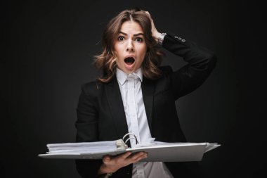 Kendine güvenen genç iş kadını portresi