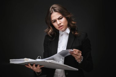 Kendine güvenen genç iş kadını portresi