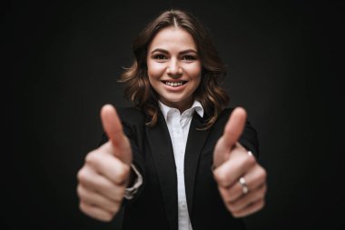 Kendine güvenen genç iş kadını portresi