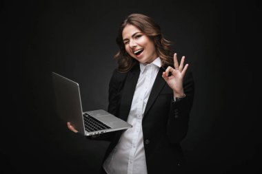 Kendine güvenen genç iş kadını portresi