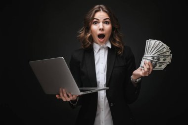 Kendine güvenen genç iş kadını portresi