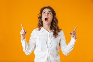 Beyaz gömlek giymiş neşeli bir genç kadının portresi