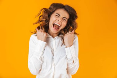 Beyaz gömlek giymiş neşeli bir genç kadının portresi