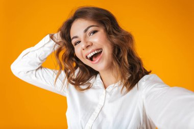 Neşeli genç kadın casualy ayakta giyinmiş