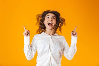 Beyaz gömlek giymiş neşeli bir genç kadının portresi