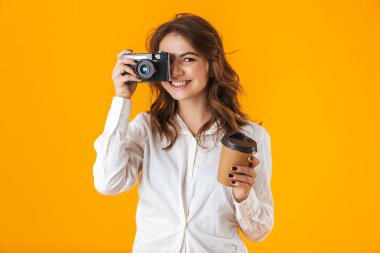 Neşeli genç kadın casualy ayakta giyinmiş