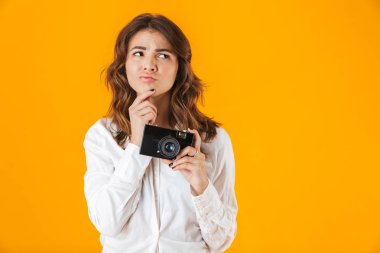 Duran dalgın genç kadın casualy giyinmiş