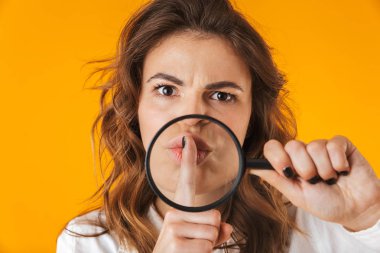 Beyaz gömlek giymiş neşeli bir genç kadının portresi