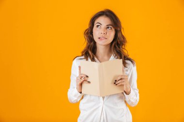 Beyaz gömlek giymiş karışık bir genç kadın portresi