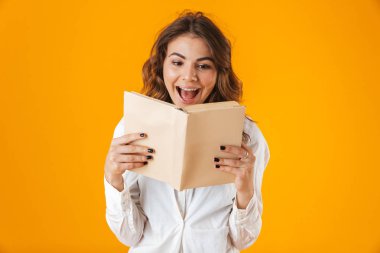 Beyaz gömlek giymiş neşeli bir genç kadının portresi