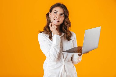 Beyaz gömlek giymiş neşeli bir genç kadının portresi