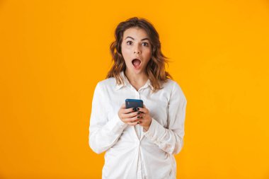 Beyaz gömlek giymiş neşeli bir genç kadının portresi