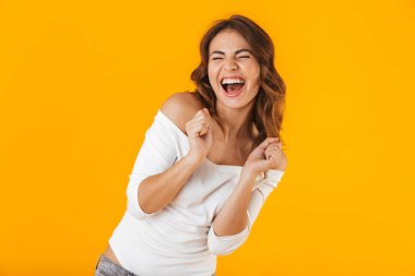 Beyaz gömlek giymiş neşeli bir genç kadının portresi